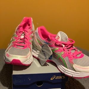 New never worn sneakers